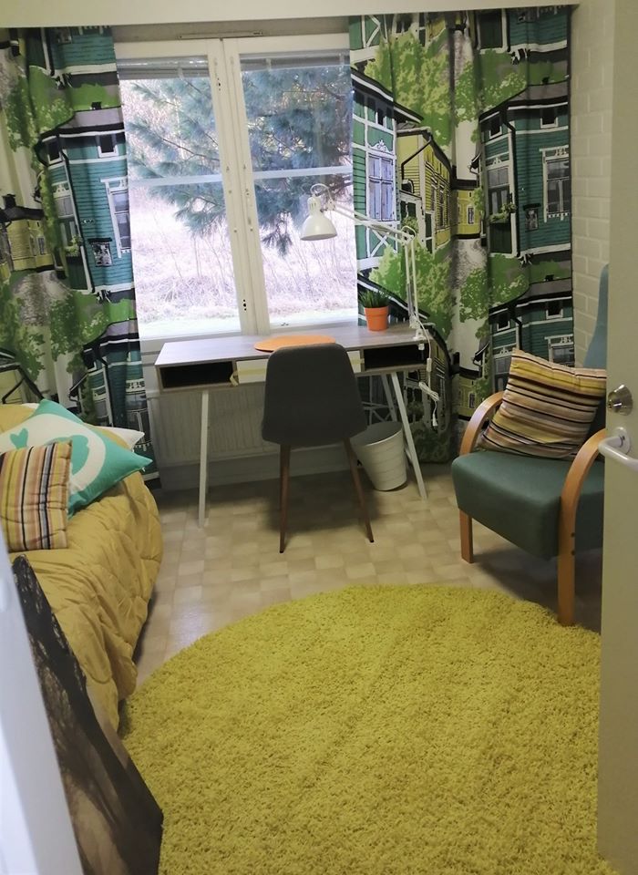 Yksilöllisesti sisustettu oma huone Hoppiskodissa